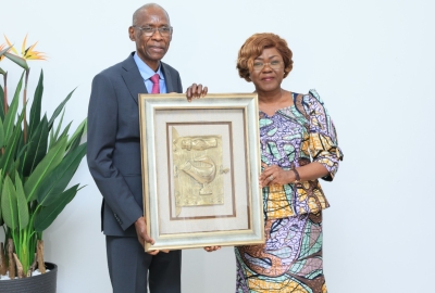 La ministre d'État, ministre des Affaires Etrangères et de la Coopération Internationale, Nialé Kaba remettant un tableau au ministre Sénégal de l'intégration africaine, des Affaires étrangères et des sénégalais de l'extérieur, jeudi 26 février 2026, à Abidjan.