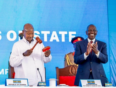 Le président de l'Ouganda, Yoweri Kaguta Museveni, et le président du Kenya, William Ruto, 