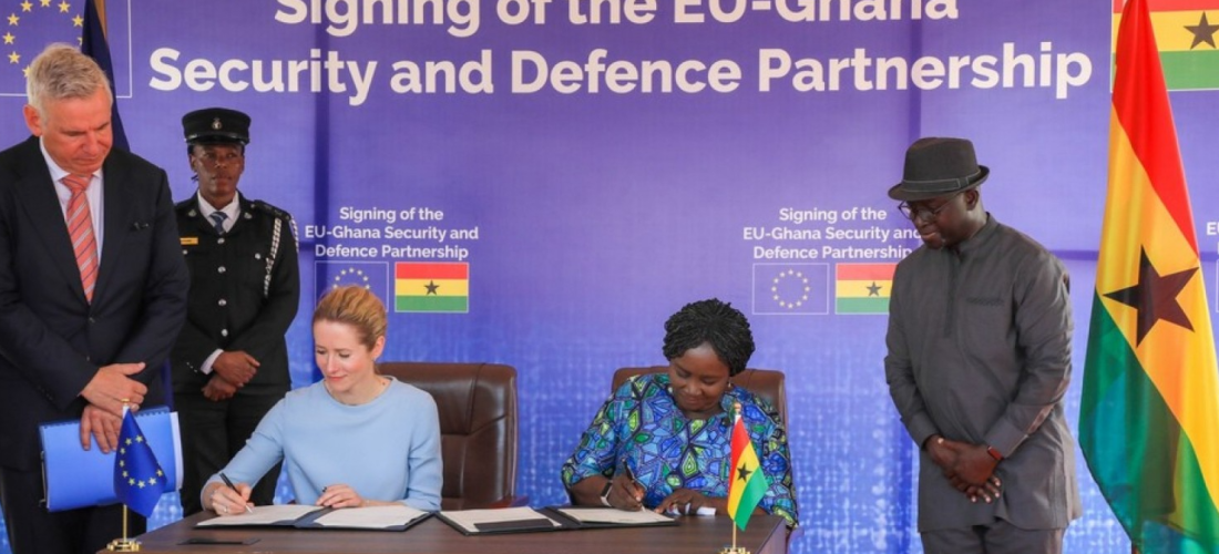 La vice-présidente ghanéenne Jane Naana Opoku-Agyemang et la haute représentante pour les affaires étrangères et la politique de sécurité et vice-présidente de la Commission européenne, Kaja Kallas