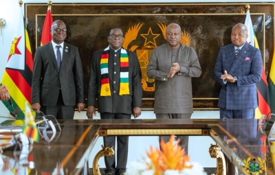  Le président ghanéen, John Dramani Mahama, accueillant son homologue zimbabwéen, Emmerson Mnangagwa
