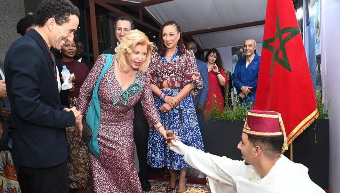 La Première Dame de Côte d’Ivoire, Dominique Ouattara visitant lors du MASA 2026 à Abidjan, l’exposition « Trésors du Maroc »,
