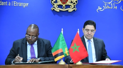 Le ministre marocain des Affaires étrangères, Nasser Bourita, et son homologue zambien Mulambo Haimbe,