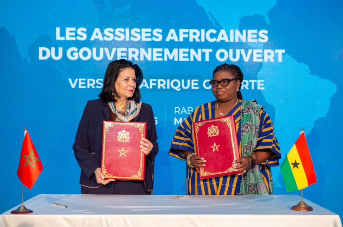Amal El Fallah Seghrouchni, ministre déléguée auprès du Chef du gouvernement chargée de la Transition numérique et de la Réforme de l’administration et  Akanvariva Lydia Lamisi, ministre d’État chargée de la Réforme du secteur public de la République du Ghana.
