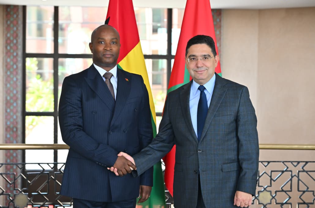Le chef de la diplomatie bissau-guinéenne João Bernardo Vieira et le ministre des Affaires étrangères, de la Coopération africaine et des Marocains résidant à l’étranger, Nasser Bourita