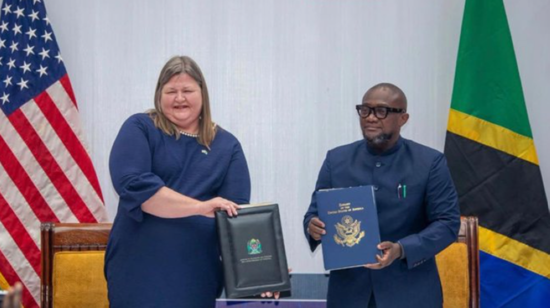 La chargée d’affaires par intérim de l’ambassade des États-Unis, Jeanne Clark, et le ministre tanzanien de la Santé, Mohamed Mchengerwa.