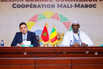Nasser Bourita, ministre des Affaires étrangères, de la Coopération africaine et des Marocains résidant à l'étranger, et son homologue malien, Abdoulaye Diop, ministre des Affaires étrangères et de la Coopération internationale.