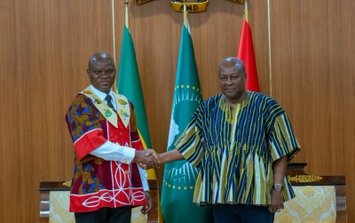 Le président gabonais Brice Clotaire Oligui Nguema et son homologue ghanéen John Dramani Mahama.