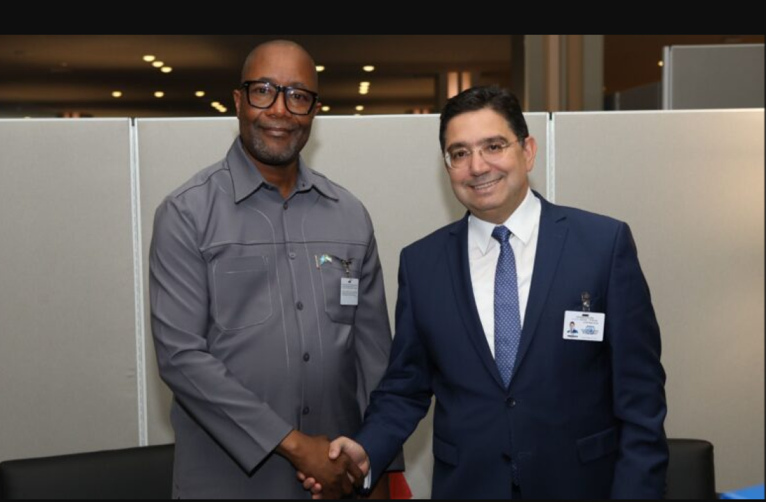 Le ministre sierra-léonais des Affaires étrangères et de la Coopération internationale, Mohamed Rahman Swarray, et son homologue marocain, Nasser Bourita, ministre des Affaires étrangères, de la Coopération africaine et des Marocains résidant à l’étranger, en marge de la 81e session de l’Assemblée générale des Nations Unies.
