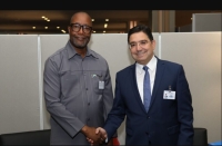 Le ministre sierra-léonais des Affaires étrangères et de la Coopération internationale, Mohamed Rahman Swarray, et son homologue marocain, Nasser Bourita, ministre des Affaires étrangères, de la Coopération africaine et des Marocains résidant à l’étranger, en marge de la 81e session de l’Assemblée générale des Nations Unies.