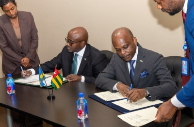 Le ministre togolais des Affaires étrangères, de la Coopération, de l’Intégration africaine et des Togolais de l’extérieur, Robert Dussey, et son homologue rwandais chargé des Affaires étrangères et de la Coopération internationale, Olivier J.P. Nduhungirehe.