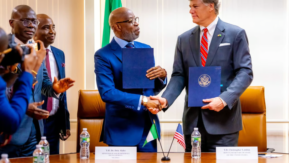 Le ministre nigérian des Ressources minérales, Dele Alake, et le secrétaire d’État adjoint américain, Christopher Landau.