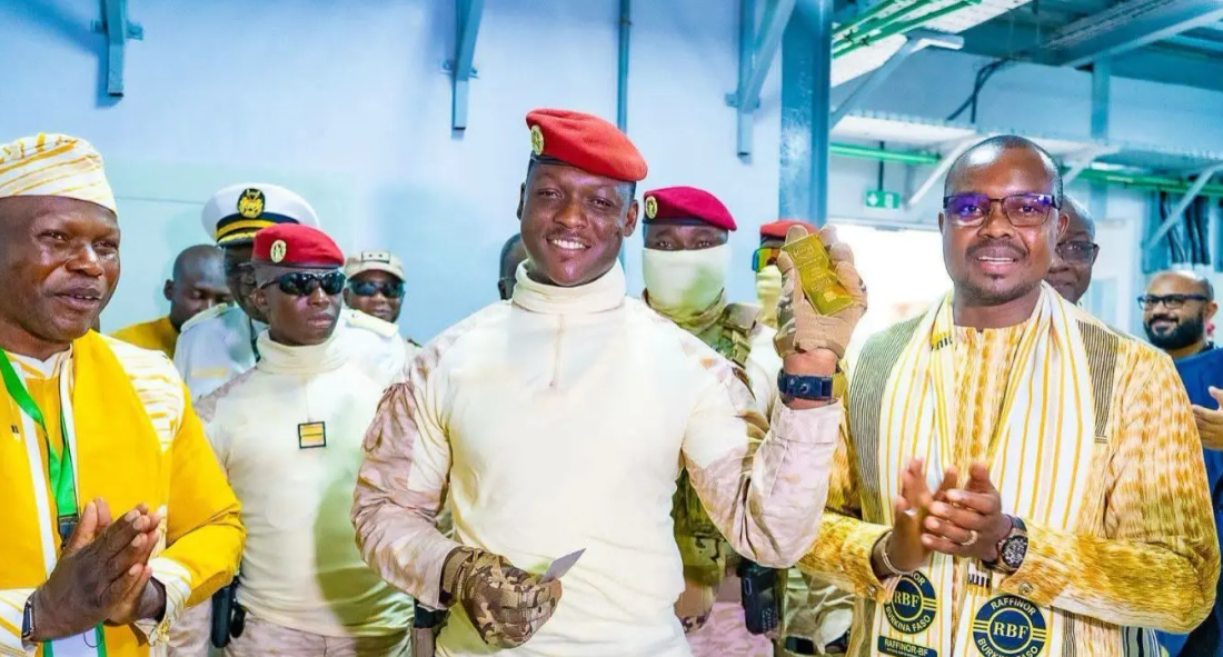 Lors de l’inauguration de l’installation, le président Ibrahim Traoré a affirmé que le Burkina Faso entendait désormais aller au-delà de l’exportation de matières premières pour développer localement les différentes étapes de leur transformation.
