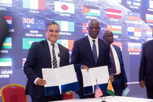Adama Diawara, ministre ivoirien de l’Enseignement supérieur et de la Recherche scientifique et Junaid Munir, chargé d’affaires de l’ambassade des États-Unis en Côte d’Ivoire ont paraphé le 24 septembre 2026, l’adhésion officielle de la Côte d’Ivoire aux accords Artemis.