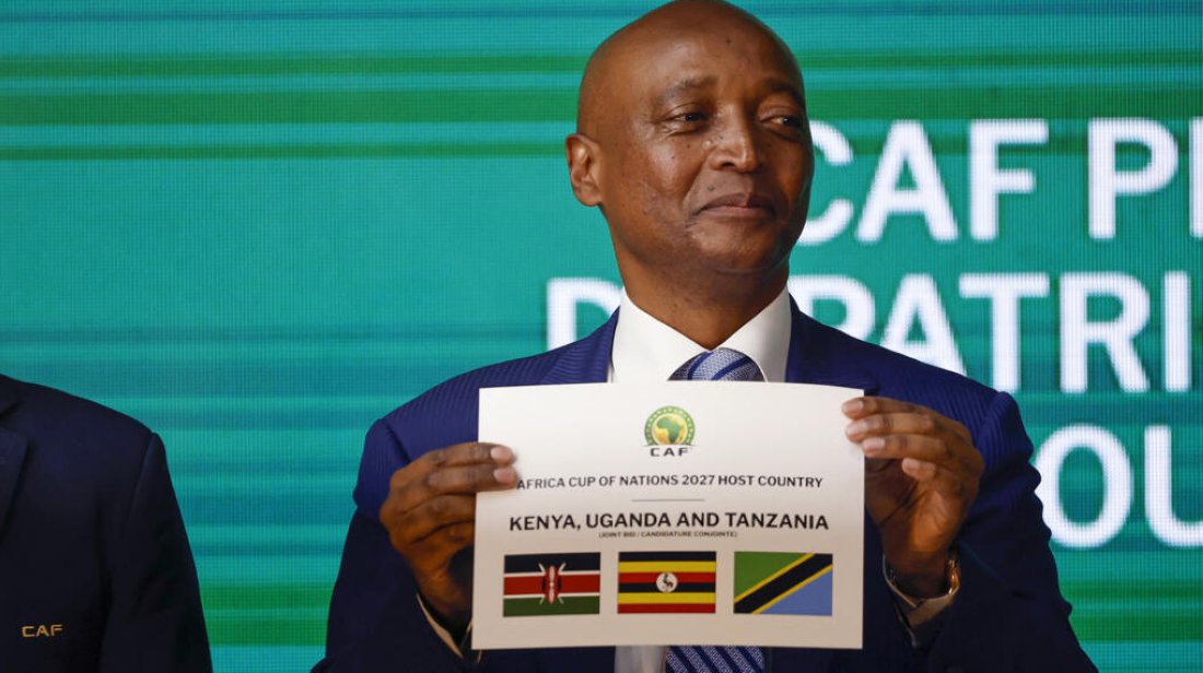 Patrice Motsepe, président de la Confédération africaine de football (CAF), lors de l'annonce des pays hôtes de la Coupe d’Afrique des Nations 2027