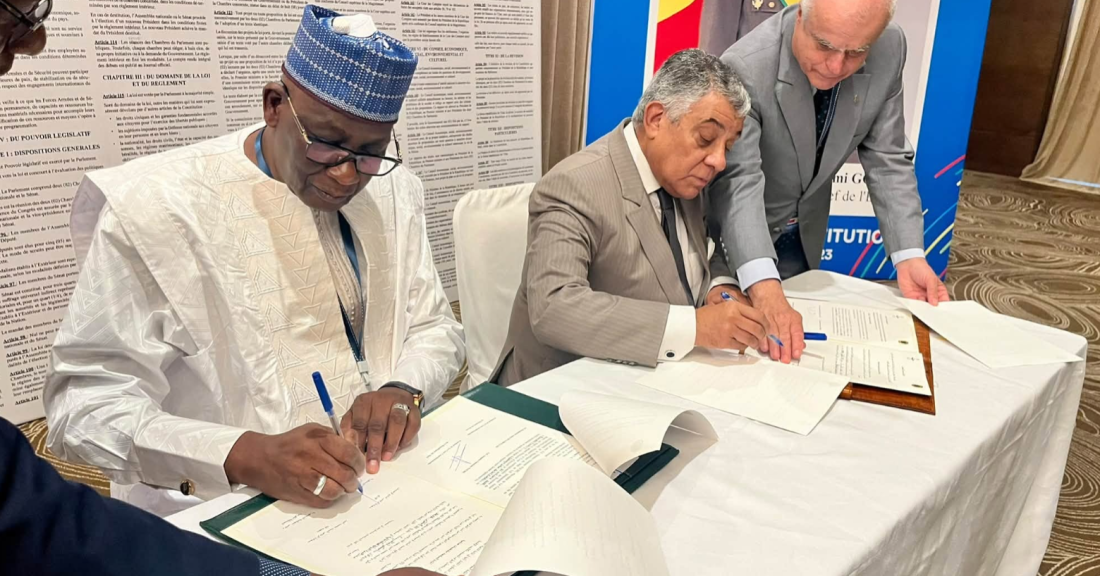 Les présidents des Cours constitutionnelles du Mali et du Maroc, Amadou Ousmane Touré et Mohammed Amine Benabdallah, ont signé, le 21 octobre 2026, un protocole d’accord visant à renforcer la coopération entre les deux institutions.
