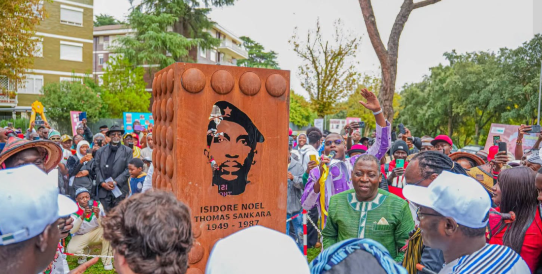 L'inauguration du monument dédié à l’ancien président burkinabè Thomas Sankara dans un parc de Rome, en Italie, en présence du ministre burkinabè de la Culture, Pingdwendé Gilbert Ouédraogo.